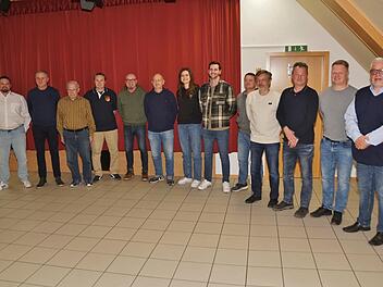 Die neue Vorstandschaft der Reservistenkameradschaft (RK) R&ouml;bersdorf mit dem Kreisvorsitzenden Dominik Wei&szlig;meier (links) und dem Organisationsleiter Christian Napp (rechts).