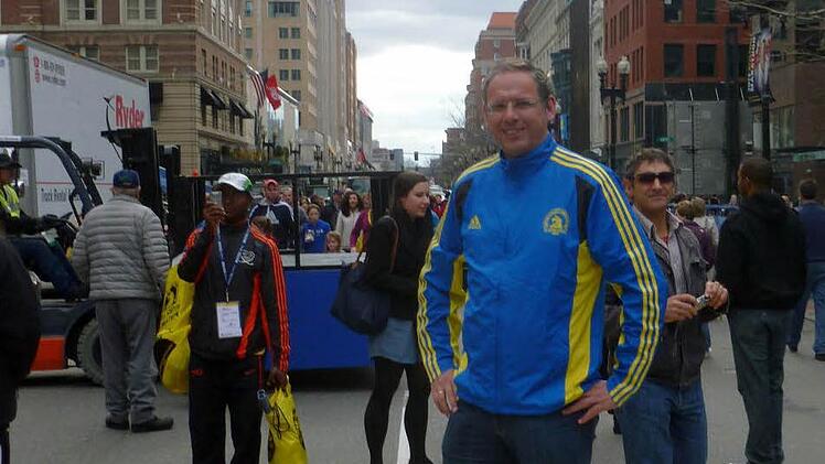 Einen Tat vor dem Start des Boston-Marathons posiert Konrad Schlebusch noch voller Vorfreude auf der Ziellinie. Foto: privat