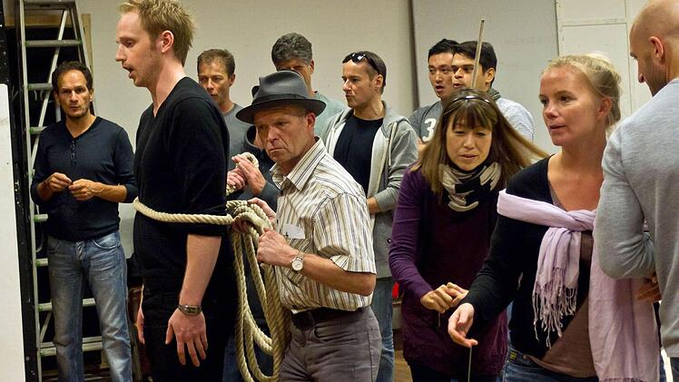 Probenszene zu Donizettis "Liebestrank" mit dem Chor und der Statisterie des Landestheaters.