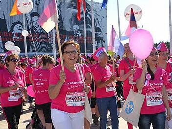 Bürgermeisterin Brigitte Meyerdierks (links) und Bezirksrätin Karin Renner (Mitte) laufen beim französischen Pinklauf mit. Fotos: privat