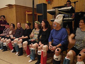 Das Knieballett mit (von links)Waldemar Mützel, Susi Höffner, Steffi Hu, Erwin Schmelz, Gertrud Kramer, Katja Schmelz, Astrid Zier, Karl Brimer und Moni Schmelz ist in Machtilshausen aufgetreten.  Foto: Elke Büttner
