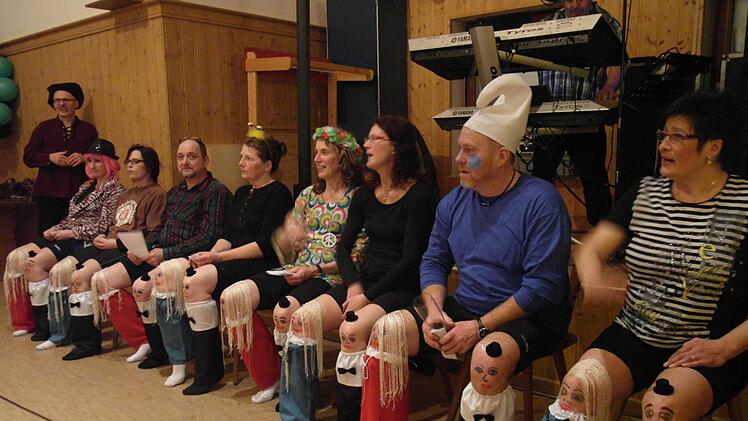 Das Knieballett mit (von links)Waldemar Mützel, Susi Höffner, Steffi Hu, Erwin Schmelz, Gertrud Kramer, Katja Schmelz, Astrid Zier, Karl Brimer und Moni Schmelz ist in Machtilshausen aufgetreten.  Foto: Elke Büttner