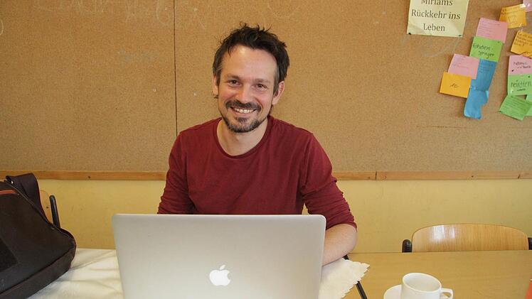 Proessor Martin Frey ist selbst erst 37 Jahre alt, kommt von der Hochschule Amberg-Weiden. Als Medieninformatiker kann er über Apps und Medieninformatik informieren und begeistert, aber nur zwei wagten sich in seinen Vortrag