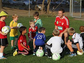 Sportwissenschaftler Matthias Lochmann (3.v.r.) entwickelt die Spielform "FUNiño!" weiter, die Vorteile seien vielfältig: "Die Kinder laufen 20 Meter mehr pro Minute, sie müssen öfter den Blick vom Ball lösen, die Herzfrequenz ist um 15 bis 20 Schläge höher, die Anzahl der Ballkontakte steigt erheblich. Und das Wichtigste: Alle Kinder schießen Tore."  Foto: Uwe Kellner