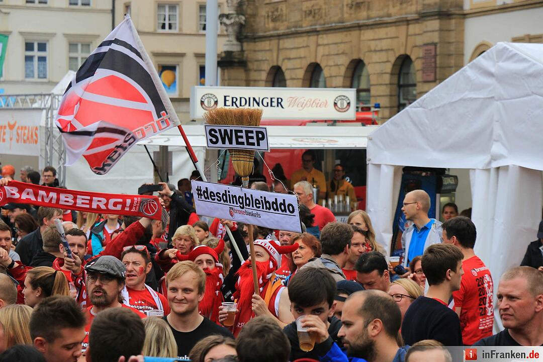 Bamberg feiert deutsche Basketballmeisterschaft im Regen