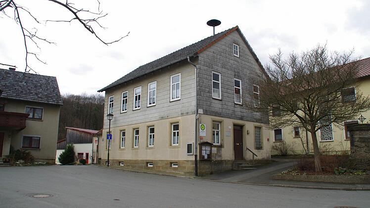 Das alte Schulhaus und der Dorfplatz (rechts) sollen im Zuge der Dorferneuerung verschönert werden. Foto: Thomas Hümmer