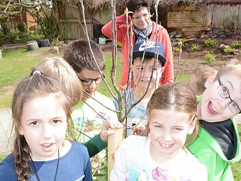 Sie haben Ideen und Spaß in ihrem neuen Garten: die Melkendorfer Schulkinder mit ihren Lehrerin Ellen Domann. Foto: Dagmar Besand