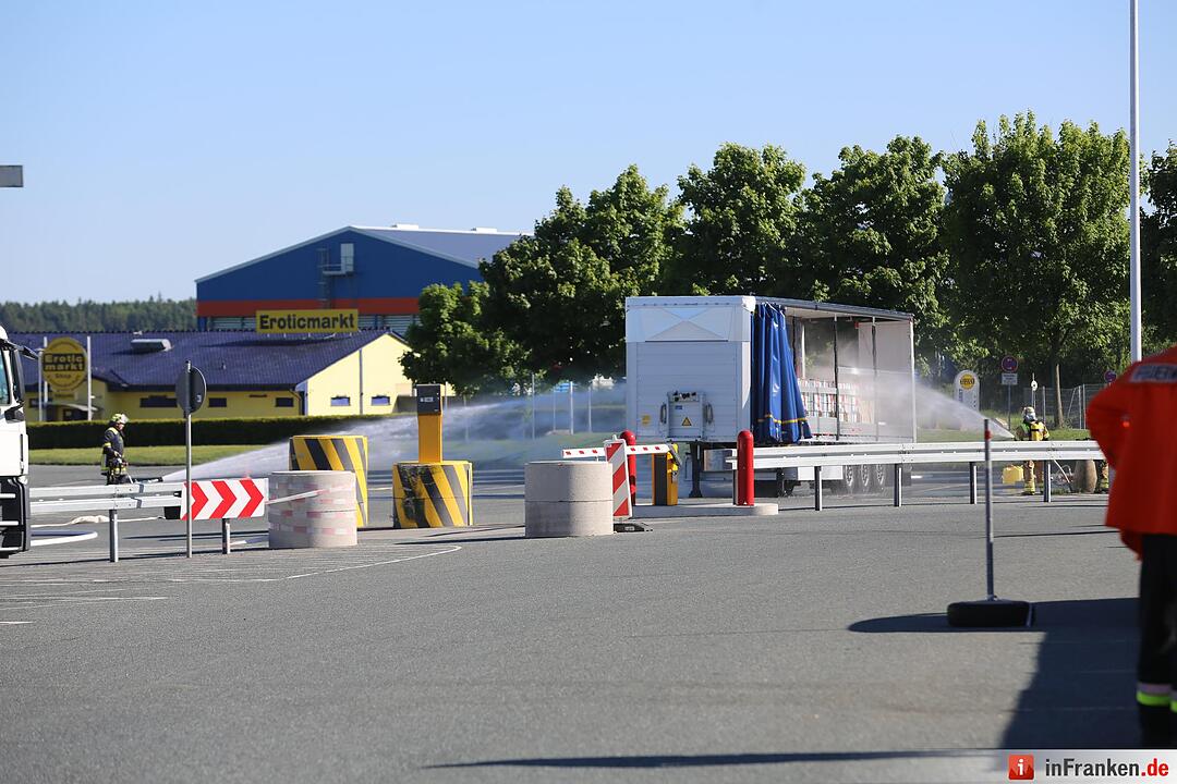 Explosionsgefahr im Kreis Hof: Aufgeheizter Gefahrguttransporter droht zu explodieren
