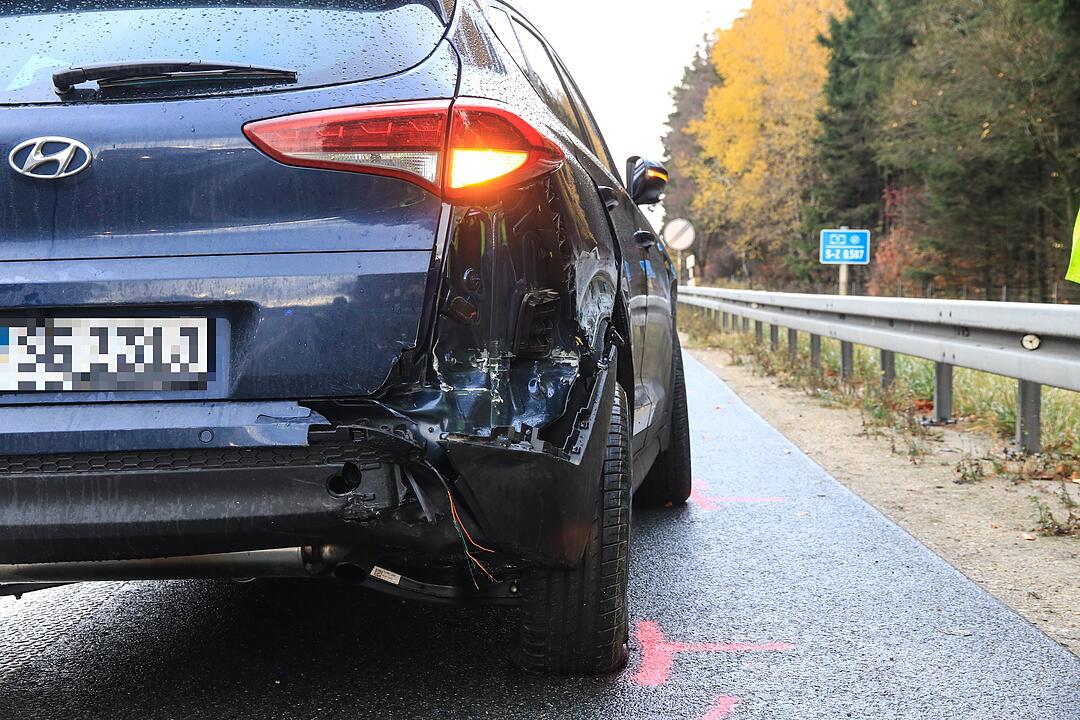Schwerer Unfall auf der  A9: Auto kracht  durch Leitplanke und stürzt die Böschung hinab