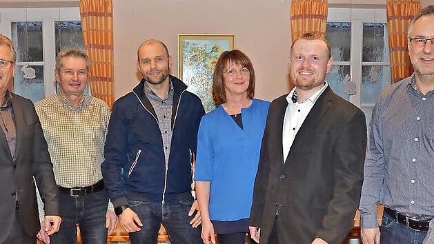 Von links B&uuml;rgermeister Rainer Detsch, Rudi Jaros (3. B&uuml;rgermeister), Sven Scherbel, Hedwig Klinger (Gemeinder&auml;tin), der neue Vorsitzende Ralf Schatz, J&uuml;rgen W&ouml;hner (2. Vorsitzender).