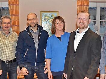 Von links Bürgermeister Rainer Detsch, Rudi Jaros (3. Bürgermeister), Sven Scherbel, Hedwig Klinger (Gemeinderätin), der neue Vorsitzende Ralf Schatz, Jürgen Wöhner (2. Vorsitzender).