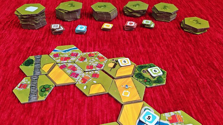 Spiele-Test Dorfromantik - das Brettspiel:  Entspannter Landschaftsbau mit Sogwirkung