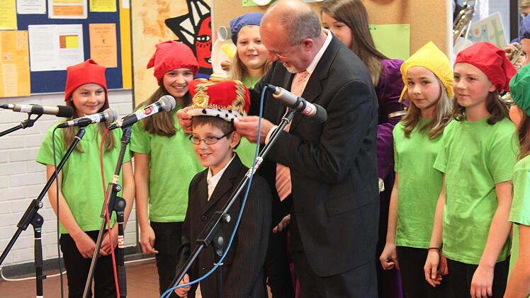 Spaß muss sein: Der ständig joggende "kleine Uwe" wurde beim Theaterstück der Schüler vom Leitenden Realschuldirektor Heinrich Hausknecht zum Schulleiter gekrönt und nach Kronach geschickt - damit im Märchenwald endlich wieder Ruhe einkehren konnte.