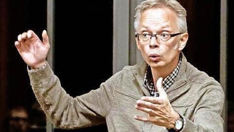Coburgs Kirchenmusikdirektor Peter Stenglein bei der Probenarbeit