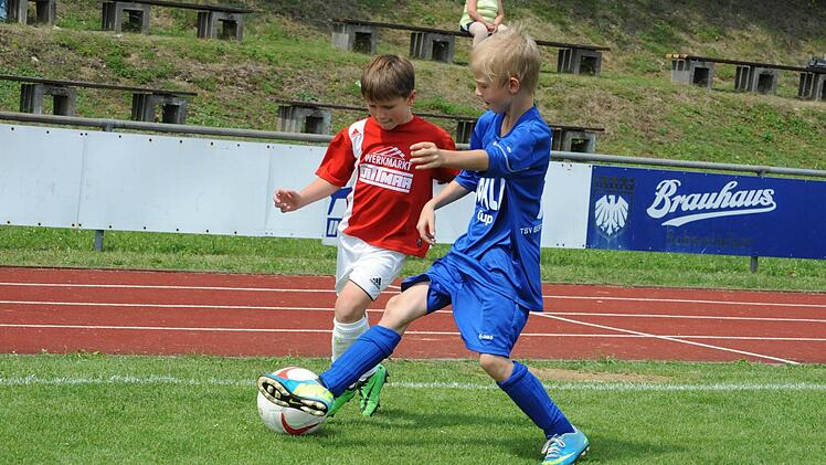Szene aus der U-9-Begegnung des TSV Maßbach (in rot) gegen den TSV Bergrheinfeld.
