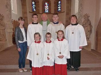 Neue und verabschiedete Ministranten (vorn von links) Pia Muth, Jannik Müller, Elisa Schneider sowie (hinten von links) Lena Knüttel, Fabio Weigand und Fritz Walther mit Pfarrer Karl Theodor Mauer.  Foto: G. Straub