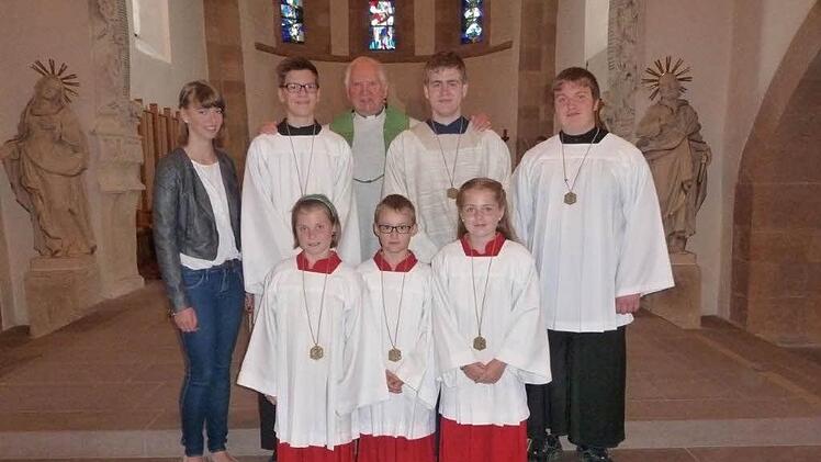 Neue und verabschiedete Ministranten (vorn von links) Pia Muth, Jannik Müller, Elisa Schneider sowie (hinten von links) Lena Knüttel, Fabio Weigand und Fritz Walther mit Pfarrer Karl Theodor Mauer.  Foto: G. Straub