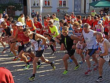 Vor der Kulisse des historischen Marktplatzes starten die Teilnehmer des siebten Ritter-Kuno-Stadtlaufs.  Foto: Matthias Schneider