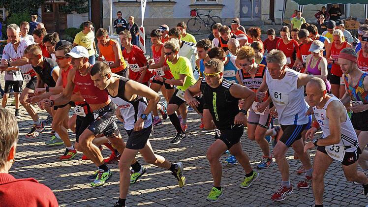 Vor der Kulisse des historischen Marktplatzes starten die Teilnehmer des siebten Ritter-Kuno-Stadtlaufs.  Foto: Matthias Schneider