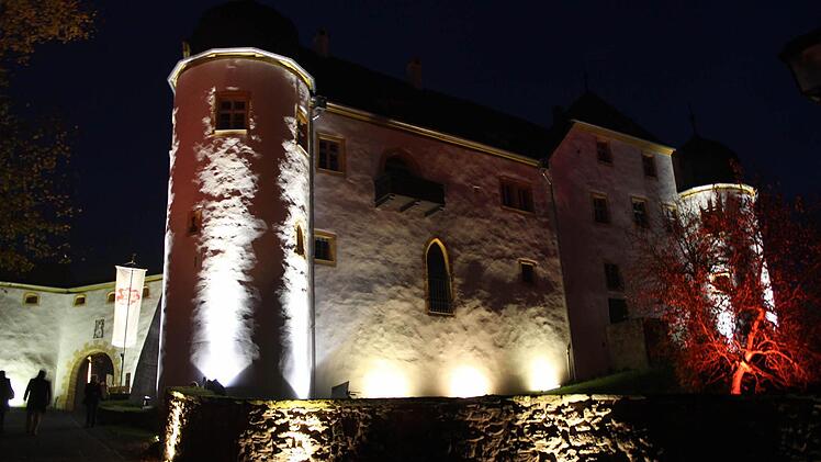 Das Schloss Unteraufseß sieht bei Nacht besonders eindrucksvoll aus. Foto: fra-press