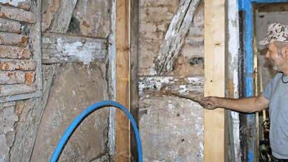 Fünf Jahre hatte Roger Kuchenreuther Zeit zu sanieren. Unser Foto zeigt ihn 2014 im Innern des Gebäudes.  Foto: Jennifer Hauser (Archiv)