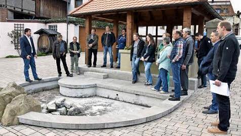 Vor seiner Sitzung im Rathaus in Gädheim diskutierte der Gemeinderat darüber, wie die Probleme mit dem Dorfbrunnen in Gädheim in den Griff zu kriegen sind. Fotos: Ulrike Langer