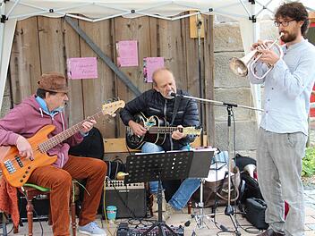 Freunde der Kulturscheune hatten sich spontan zu einem Trio zusammengetan und gaben jazzige Lagerfeuermusik zum Besten. Fotos: K. Müller-Sanke
