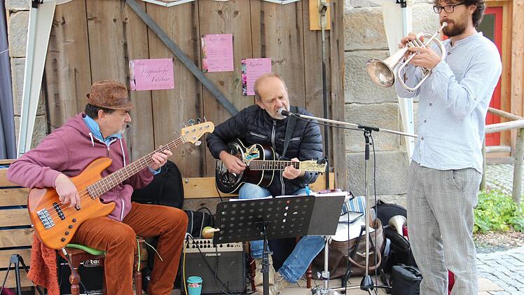 Freunde der Kulturscheune hatten sich spontan zu einem Trio zusammengetan und gaben jazzige Lagerfeuermusik zum Besten. Fotos: K. Müller-Sanke