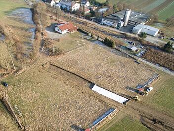 Eine Baustraße pflügt sich inzwischen durch den ehemaligen Zeyerner Fußballplatz. Foto: Heinrich Weiß
