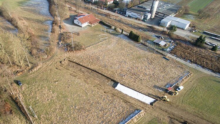 Eine Baustraße pflügt sich inzwischen durch den ehemaligen Zeyerner Fußballplatz. Foto: Heinrich Weiß
