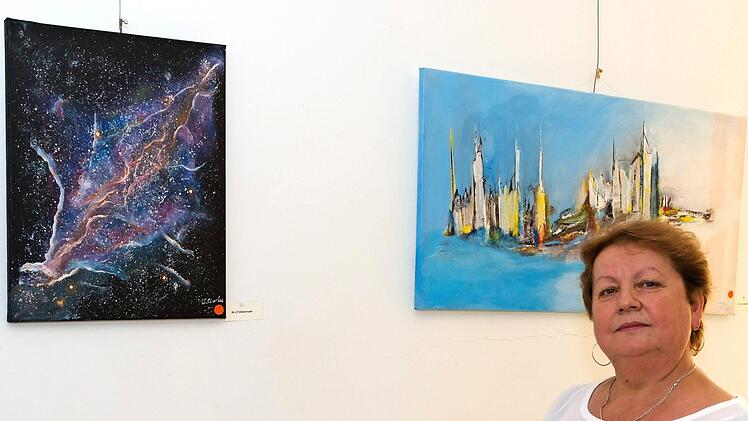 Vera Marko vor zweien ihrer Bilder.  Foto: Björn Hein