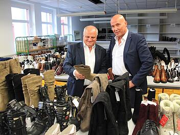 Baur kann sich auch über einen leichten Zuwachs im Kerngeschäft freuen, Albert Klein (links) und Olaf Röhr aus der Baur-Geschäftsführung zeigen auf unserem Archivbild Beispiele aus der Schuhkollektion. Foto: Tobias Kindermann