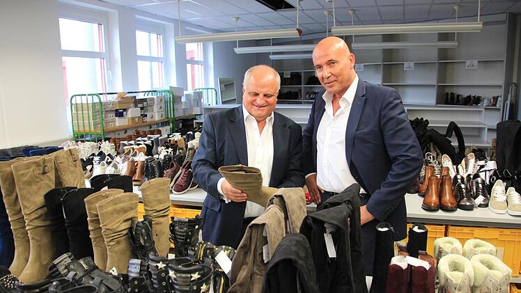 Baur kann sich auch über einen leichten Zuwachs im Kerngeschäft freuen, Albert Klein (links) und Olaf Röhr aus der Baur-Geschäftsführung zeigen auf unserem Archivbild Beispiele aus der Schuhkollektion. Foto: Tobias Kindermann