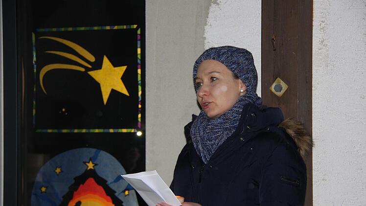 Karin liest am Fenster mit der Weihnachtskerze   Foto: Gerhard Reichold