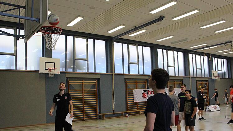 Die Mädchen haben genauso viel Spaß am Training wie die Jungs. Hier beim Drippeln im Slalom mit Trainer Stefan Herold