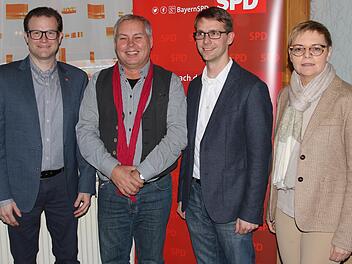 Beim Heringsessen des SPD-Ortsvereins Maßbach trafen sich  (von links) Landtagskandidat Norbert Schaub, Ortsvereinsvorsitzender Manfred Hofmann, Bezirkstagskandidat Tobias Schneider und die Bundestagsabgeordnete und SPD-Kreisvorsitzende Sabine Dittmar. Foto: Dieter Britz