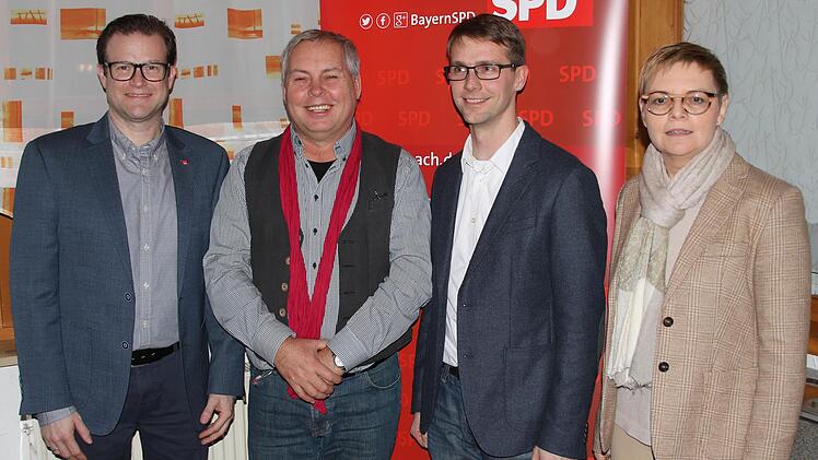 Beim Heringsessen des SPD-Ortsvereins Maßbach trafen sich  (von links) Landtagskandidat Norbert Schaub, Ortsvereinsvorsitzender Manfred Hofmann, Bezirkstagskandidat Tobias Schneider und die Bundestagsabgeordnete und SPD-Kreisvorsitzende Sabine Dittmar. Foto: Dieter Britz