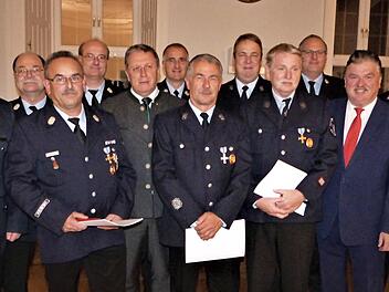 Mit dem Staatlichen Ehrenzeichen in Silber und Gold wurden verdiente und langjährige Feuerwehrmänner der Feuerwehr Kulmbach ausgezeichnet. Unser Bild zeigt die Jubilare und Laudatoren des Ehrungsabends.  Foto: Werner Re0ßaus