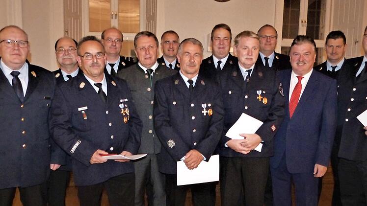 Mit dem Staatlichen Ehrenzeichen in Silber und Gold wurden verdiente und langjährige Feuerwehrmänner der Feuerwehr Kulmbach ausgezeichnet. Unser Bild zeigt die Jubilare und Laudatoren des Ehrungsabends.  Foto: Werner Re0ßaus