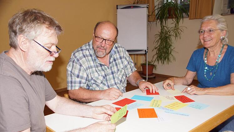 Thomas Jakob, Siegfried Weidlich und Marija Milana (von links) lesen, was die Teilnehmerinnen der Mädchenpower-Kurse aufgeschrieben haben. Viele sind  dankbar, dass sie nach den Kursen  mehr Selbstvertrauen haben; die meisten waren  schon mit Situationen konfrontiert, in denen sie sich wehren mussten.
