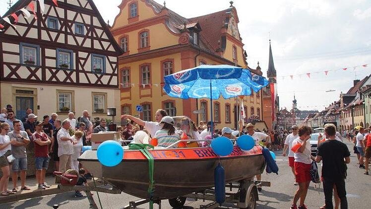 Die Wasserwacht war für ihren Beitrag zum Umzug auf fremde Hilfe angewiesen.