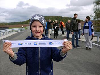 Julian aus Gemünda war sichtlich stolz, dass er bei der Freigabe der  Rodachbrücke für die Kreisstraße CO 19 in Gemünda mit dabei sein durfte. - Foto: Berthold Köhler