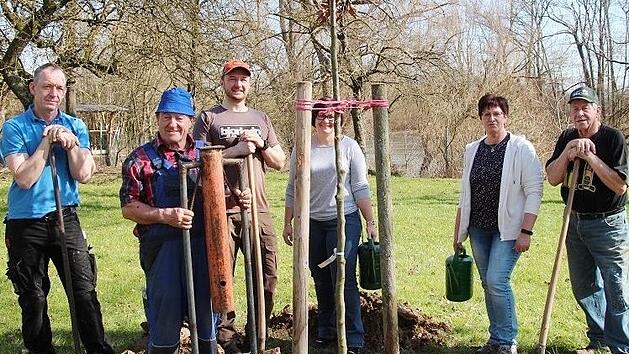 Vorsitzende Carmen Bauer (2. v. r.) freut sich &uuml;ber die gelungene Pflanzaktion.