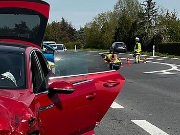 Himmelkron: Mann hält Autos an und springt auf Dächer - Polizei äußert Verdacht