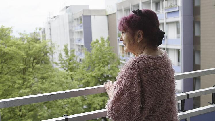 Vanessa sieht mit Sorge, dass viele Wohnungen in ihrer Umgebung saniert werden. Sie fürchtet, dass sie Mietsteigerungen nicht bezahlen könnte.