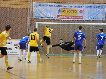 Die Münnerstädter (von links) Niklas Markert, Julian Göller und Ahmet Coprak lassen Thulbas Martin Danz ungestört zum Abschluss kommen vor TSV-Keeper Johannes Wolf. FCler Julian Wüscher hofft auf die Abschluss-Qualitäten seines Kollegen. Foto: Hopf