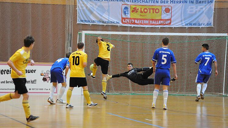Die Münnerstädter (von links) Niklas Markert, Julian Göller und Ahmet Coprak lassen Thulbas Martin Danz ungestört zum Abschluss kommen vor TSV-Keeper Johannes Wolf. FCler Julian Wüscher hofft auf die Abschluss-Qualitäten seines Kollegen. Foto: Hopf