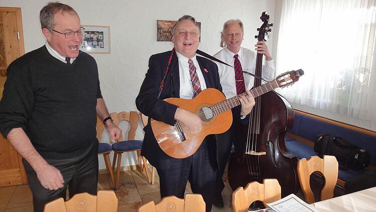 Viel Leidenschaft für Landkreis und Musik demonstrierten (von links) Martin Oberle, Landrat Eberhard Irlinger und Polizeipräsident Johann Rast beim gemeinsamen Intonieren des "Karpfenliedes". Foto: p