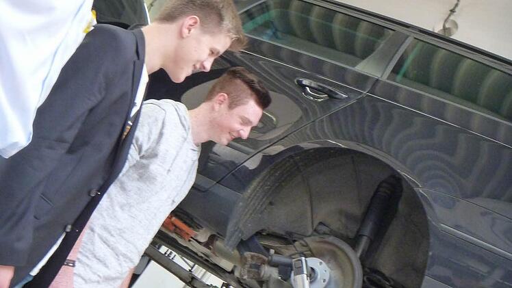 Manuel Schramm (rechts) und Pascal Müller, beide aus Marktleugast, gewinnen einen ersten Eindruck von der Arbeit, die auf sie bei ihrer Ausbildung bei Motor Nützel zukommt. Foto: Katharina Müller-Sanke