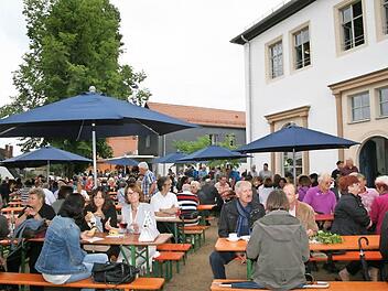 Der Schlossgarten lädt zum Verweilen ein: Bei der Einweihungsfeier träumten die Gäste schon von Weihnachtsmarkt oder Weinfest rund ums Schloss Sassanfahrt.  Foto: Werner Baier